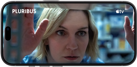  iPhone 18 Pro, modo horizontal, primer plano de una mujer que mira a través de una ventana. Título de la serie: Pluribus