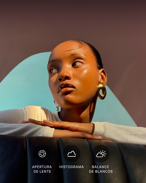 Primer plano del retrato de una modelo bien iluminada con un fondo colorido, para mostrar la interfaz de los controles Pro del sistema de cámaras Pro: Apertura, Histograma, Balance de Blancos