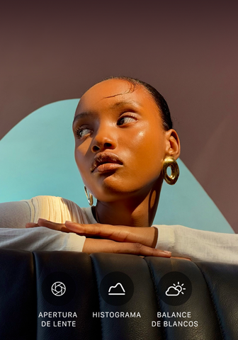 Primer plano del retrato de una modelo bien iluminada con un fondo colorido, para mostrar la interfaz de los controles Pro del sistema de cámaras Pro: Apertura, Histograma, Balance de Blancos