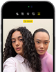 iPhone 18 Pro, negro, parte frontal, dos modelos posan para la cámara, para demostrar la cámara frontal Center Stage