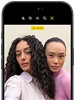 iPhone 18 Pro, negro, parte frontal, dos modelos posan para la cámara, para demostrar la cámara frontal Center Stage
